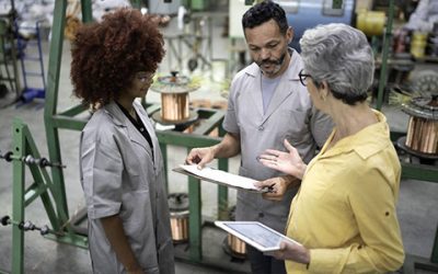 Como é realizada a implementação do Sistema Integrado de Gestão para Indústria