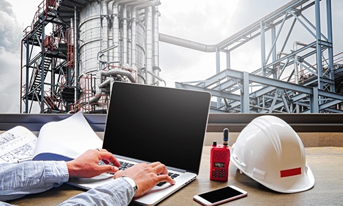 A indústria utilizando um software no controle dos processos produtivos